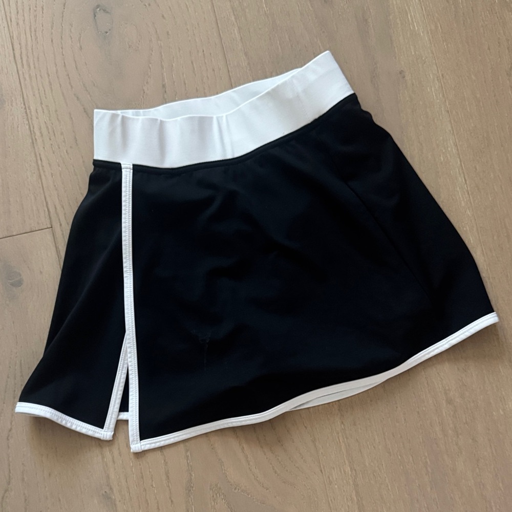 Noli Yoga Black and White Skort